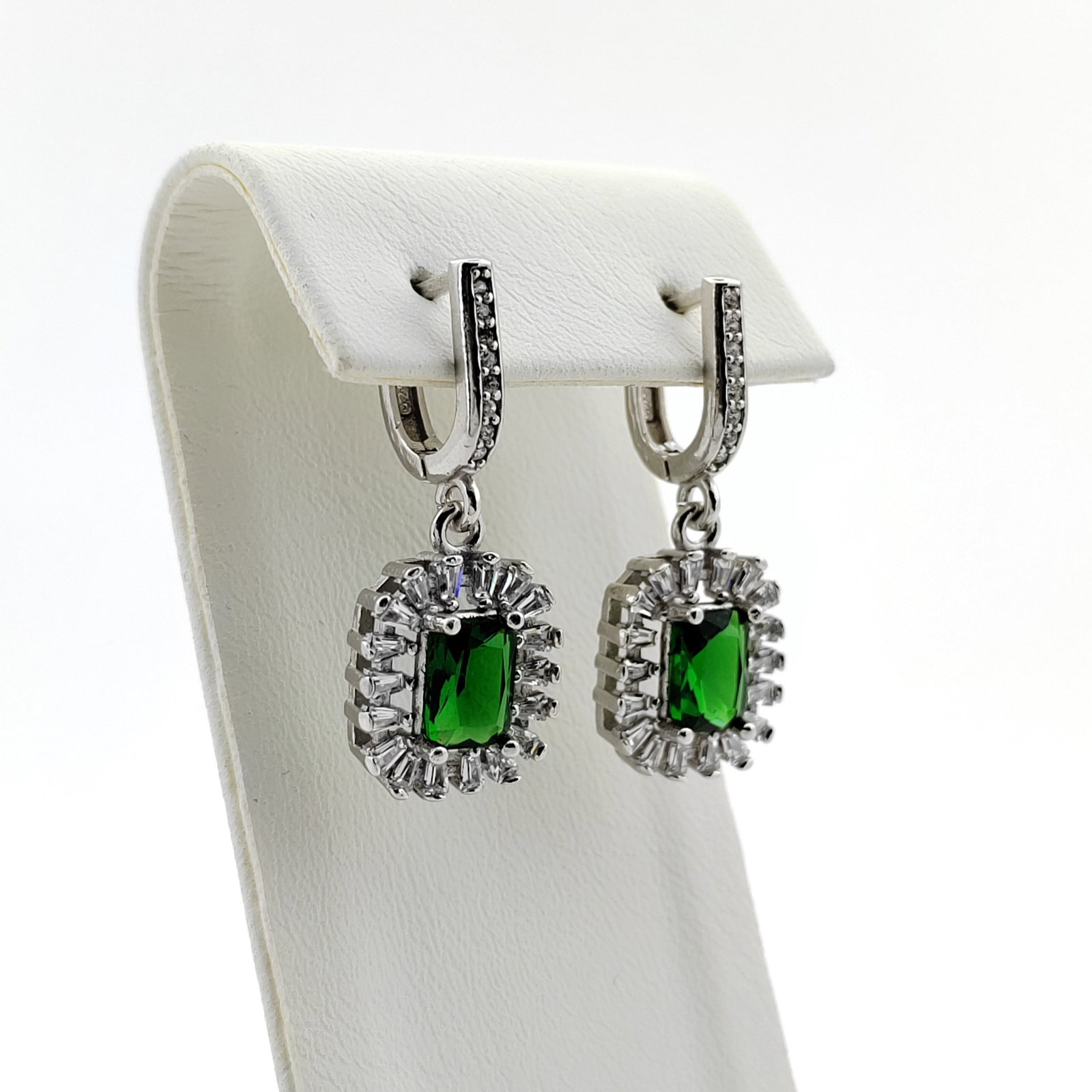 925 Silver Ladies Earrings,Ornated with Green and White Zircons: Title: 925 Silver Ladies Earrings,Ornated with Green and White Zircons Description: 925 Silver Ladies Earrings,Women Earrings,Ornated with Green and White Zircons Condition:New -Weight:4.95g -Size:0.4
