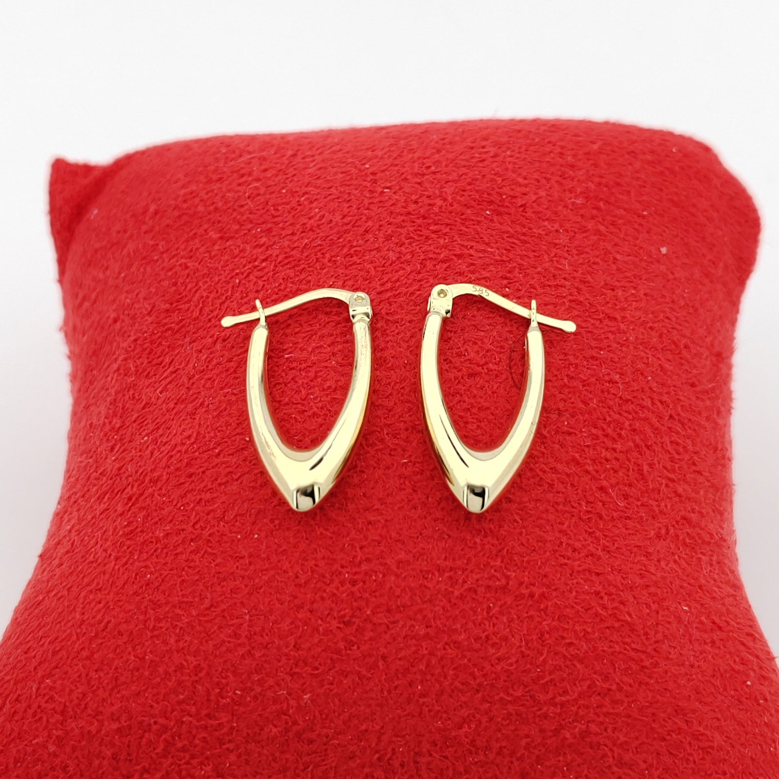 14K 585 Yellow Gold Earrings,Ladies Earrings: Title: 14K 585 Yellow Gold Earrings,Ladies Earrings Description: 14K 585 Yellow Gold Earrings,Ladies Earrings Condition:New -Weight:1.75g -Size:0.47x0.98 inch (12x25mm) With Gift Box Express Shipping.
