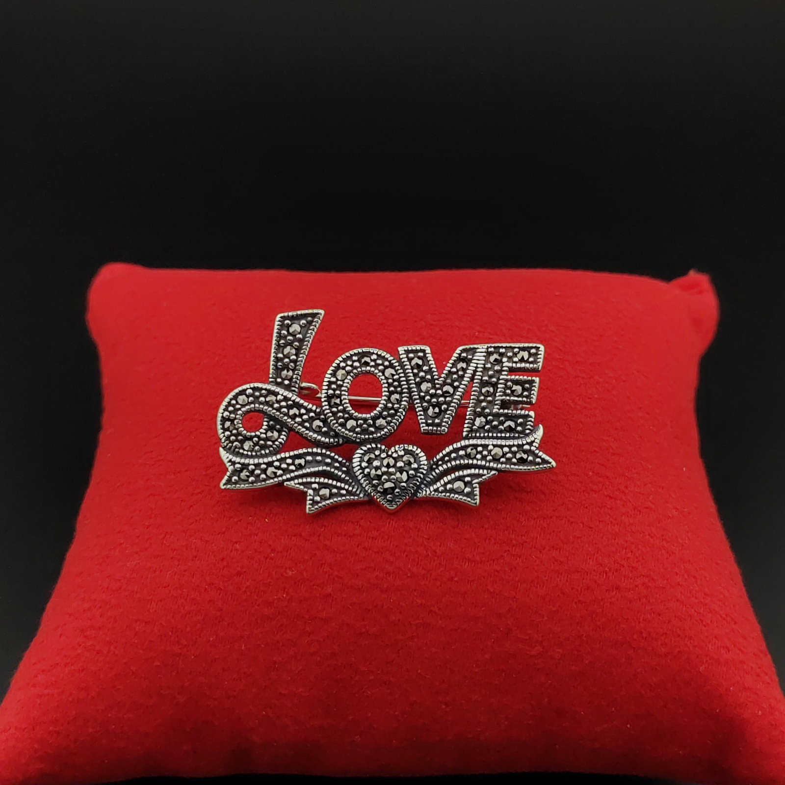 925 Silver Love Brooch Ornated With Marcasite: Title: 925 Silver Love Brooch Ornated With Marcasite Description: 925 Silver Love Brooch Ornated With Marcasite -Condition:New Weight:7.1g Size:1.45x0.90 inch (37x23mm) With Gift Box. Express Shipping