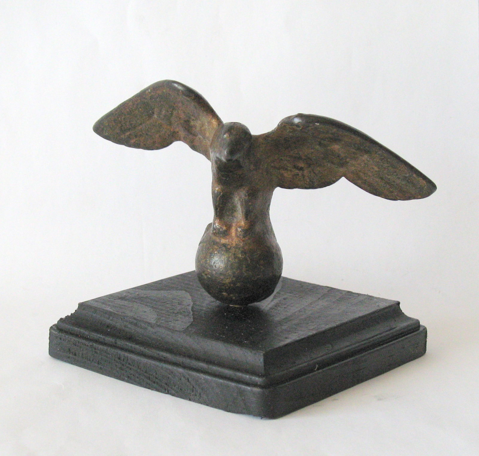 Antique cast iron spread-winged eagle paper weight. (1 of 3)