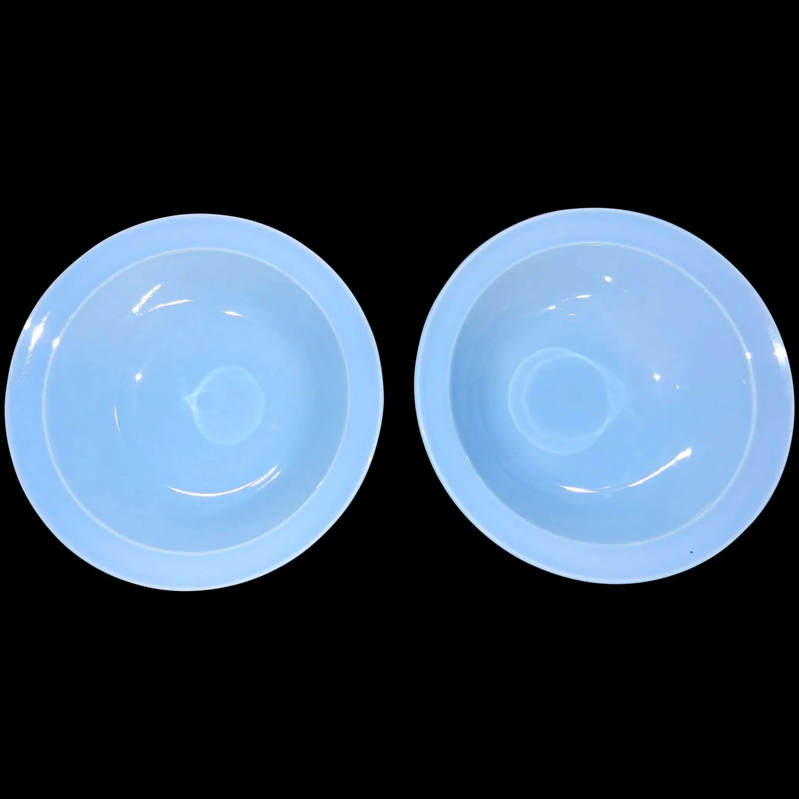 Vintage Pair of Taylor, Smith & Taylor Pastel Blue Lu-Ray Round Vegetable Serving Bowls: Vintage Pair of Pastel Blue Lu-Ray Round Vegetable Serving Bowls In Excellent Condition! No chips, cracks, crazing or flea bites. Bowl measures 8 7/8” in diameter and approximately 2 ¼̶