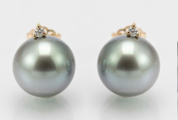 9x10mm Round Silvery Grey-Green - 14 kt. Tahitian pearls, Yellow gold - Earrings - 0.04 ct: Title: 9x10mm Round Silvery Grey-Green - 14 kt. Tahitian pearls, Yellow gold - Earrings - 0.04 ct Description: Produced by the Pinctada Margaritifera oyster in the tropical lagoons of French Polynesia