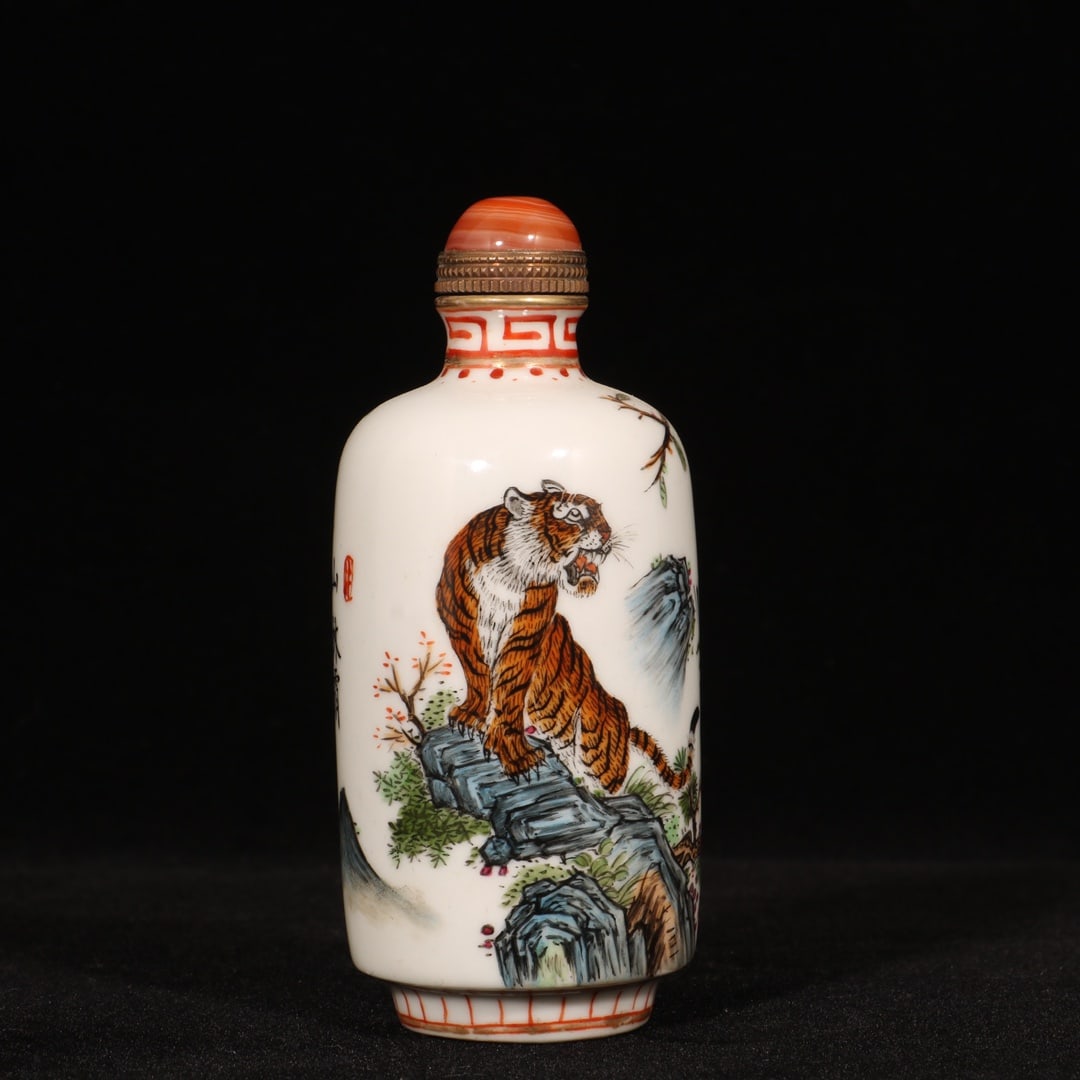 Old Chinese Famille Rose Tiger Design Porcelain Snuff Bottle: Title: Old Chinese Famille Rose Tiger Design Porcelain Snuff Bottle Date/Period: After1900 Origin: Chinese Dimension: 100x40(mm) 3.94x1.57(inches) Materials: Porcelain Reserve: $99.00 Shipping: Domest