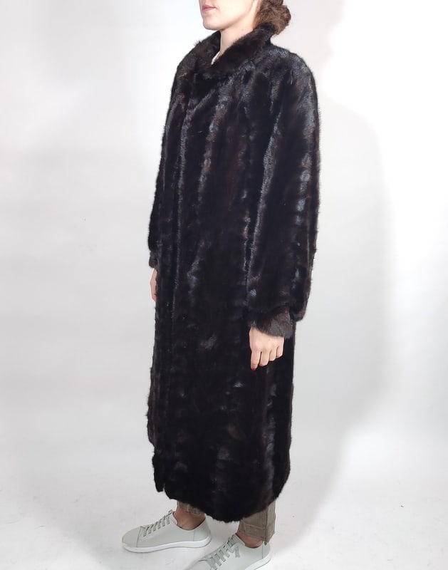 DARK MAHOGANY MINK FUR COAT EU: XL; US: 20: Title: DARK MAHOGANY MINK FUR COAT EU: XL; US: 20 Dimensions: Aproximate size- EU: XL; US: 20 : Important details: Length: 120cm/47.24in -Shoulders width:46cm/18.11in -Sleeve Length:64cm/25.2in -Bust 