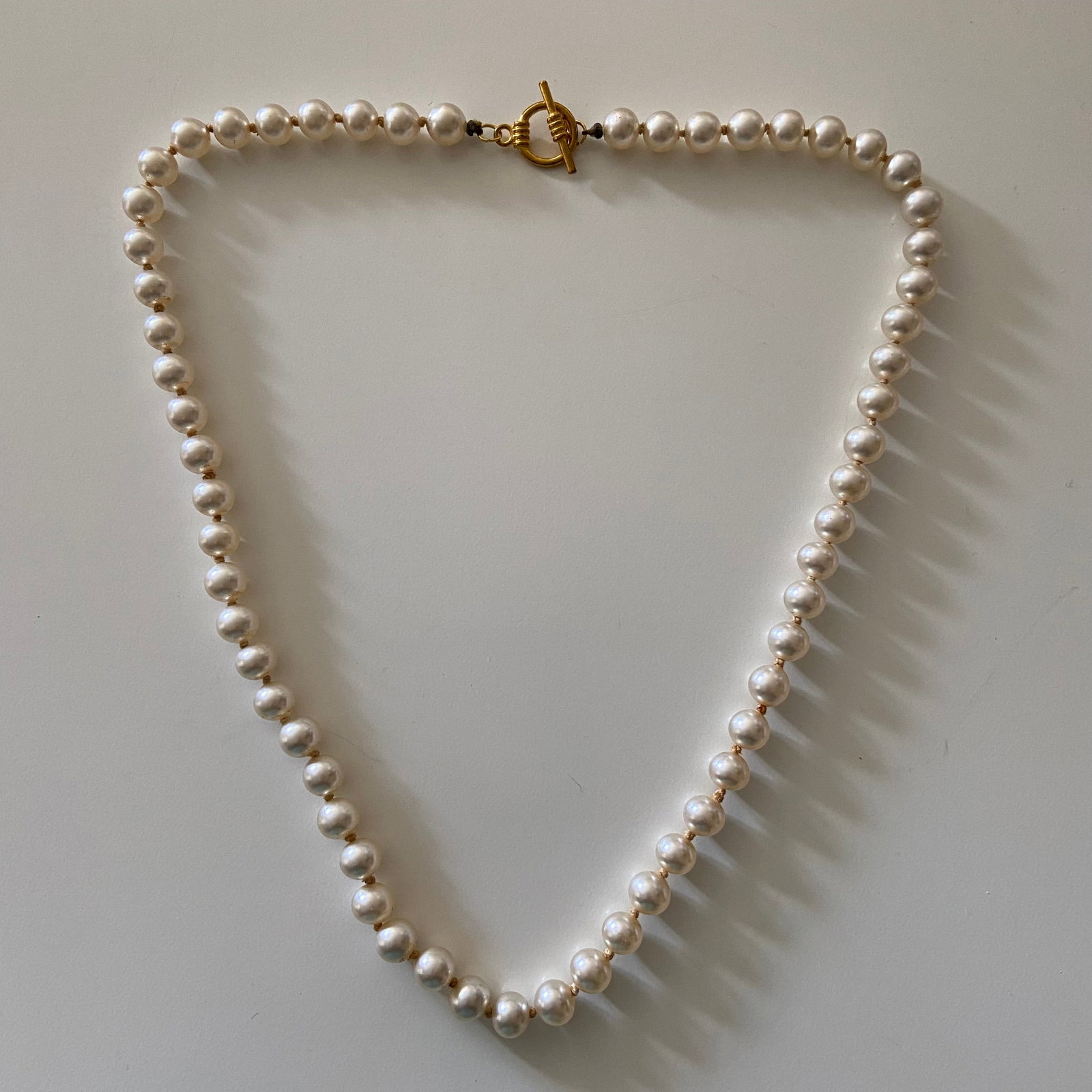 Antique Akoya Pearl Style Lustrous Glass Pearls Necklace: Title: Antique Akoya Pearl Style Lustrous Glass Pearls Necklace Description: This antique glass pearl necklace with a gold plated T bar clasp is an elegant and classic piece of jewelry. The necklace w