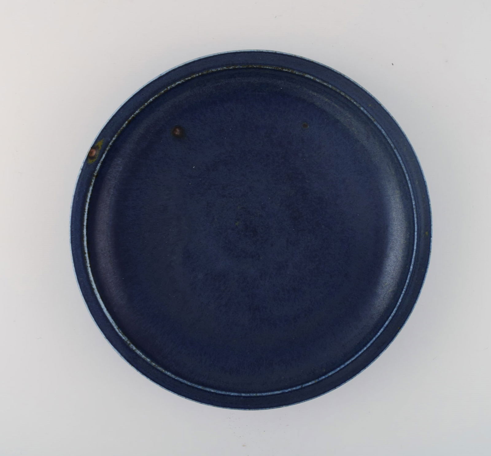 Round Saxbo dish in glazed stoneware. Beautiful glaze in deep blue shades.: Round Saxbo dish in glazed stoneware. Beautiful glaze in deep blue shades. Measures: 24 x 4 cm. Stamped. In very good condition with a few minor glaze defects from production. Reserve: $329.00 Shippin