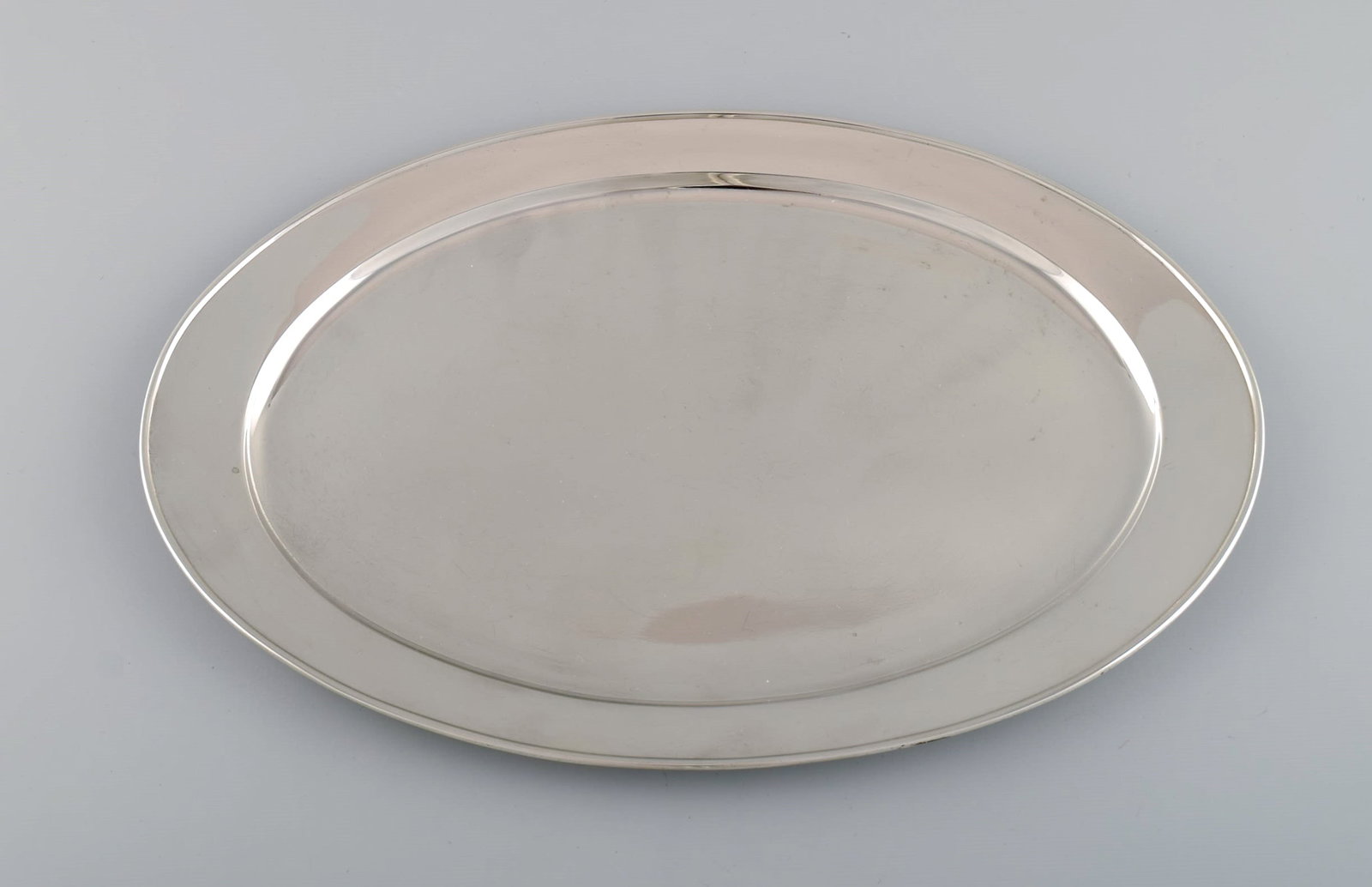 Tiffany & Company, New York. Oval serving dish in sterling silver. 1930s. (1 of 4)