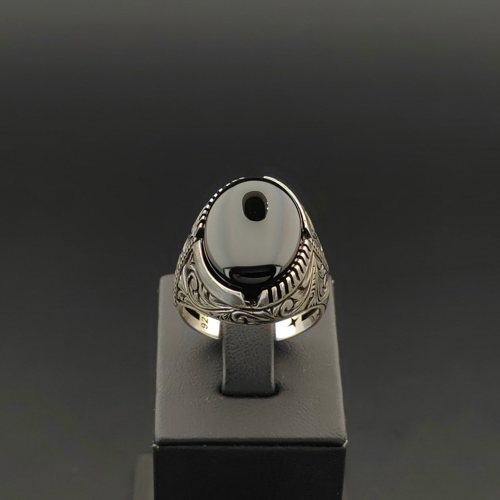 925 Silver Men's Ring with Black Onyx: Title: 925 Silver Men's Ring with Black Onyx Description: 925 Silver Men's Ring with Black Onyx -Condition:New -Total Weight:12.2g -Size: US Size 12.25 (21.75mm) With Gift Box Express Shipping.Carrier