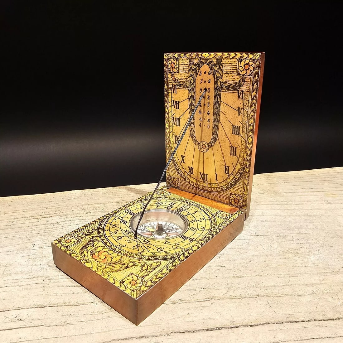 DIPTYCH POCKET SUNDIAL / COMPASS: Great reproduction Classic wood and brass dial, with two time scales. The rope that is stretched between base and cover throws it shadow on the hour when fully 90º upright. Actually sundials like