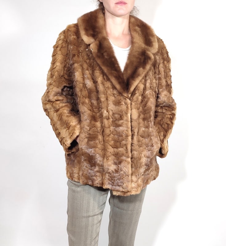 CAMAREL MINK JFUR JACKET EU: XL; US: 20: Title: CAMAREL MINK JFUR JACKET EU: XL; US: 20 Dimensions: Aproximate size- EU: XL; US: 20 : Important details: Length: 70cm/27.56in -Shoulders width:45cm/17.72in -Sleeve Length:56cm/22.05in -Bust siz