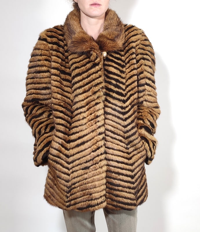 COYOTE & LAPIN FUR COAT EU: XL; US: 20: Title: COYOTE & LAPIN FUR COAT EU: XL; US: 20 Dimensions: Aproximate size- EU: XL; US: 20 : Important details: Length: 82cm/in -Shoulders width:50cm/19.69in -Sleeve Length:62cm/24.41in -Bust size ( pi
