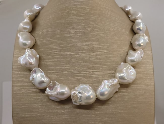 17x20mm Baroque Edison Freshwater pearls - Necklace: Item DetailsDescriptionTitle: 17x20mm Baroque Edison Freshwater pearls - NecklaceDescription: This necklace will stand out for its radiant glow ! Most freshwater pearls are nucleated by tissue, but Ed