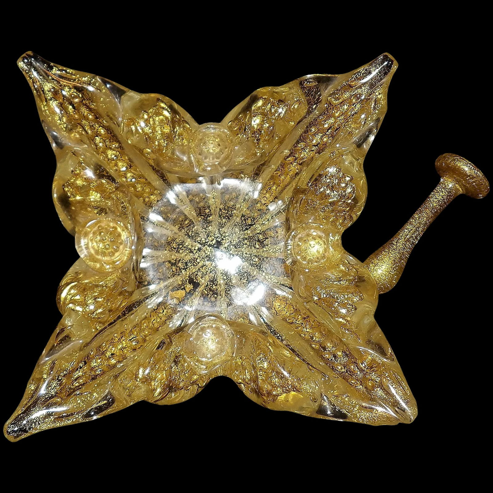 Archimede Seguso or Alfredo Barbini Gold Fleck Ashtray with Snuffer: This Gold Fleck Ashtray with Snuffer exhibits the master craftsmanship of Archimede Seguso or Alfredo Barbini. Their styles at times overlapped. This is a beautiful piece, but it does have one chip on