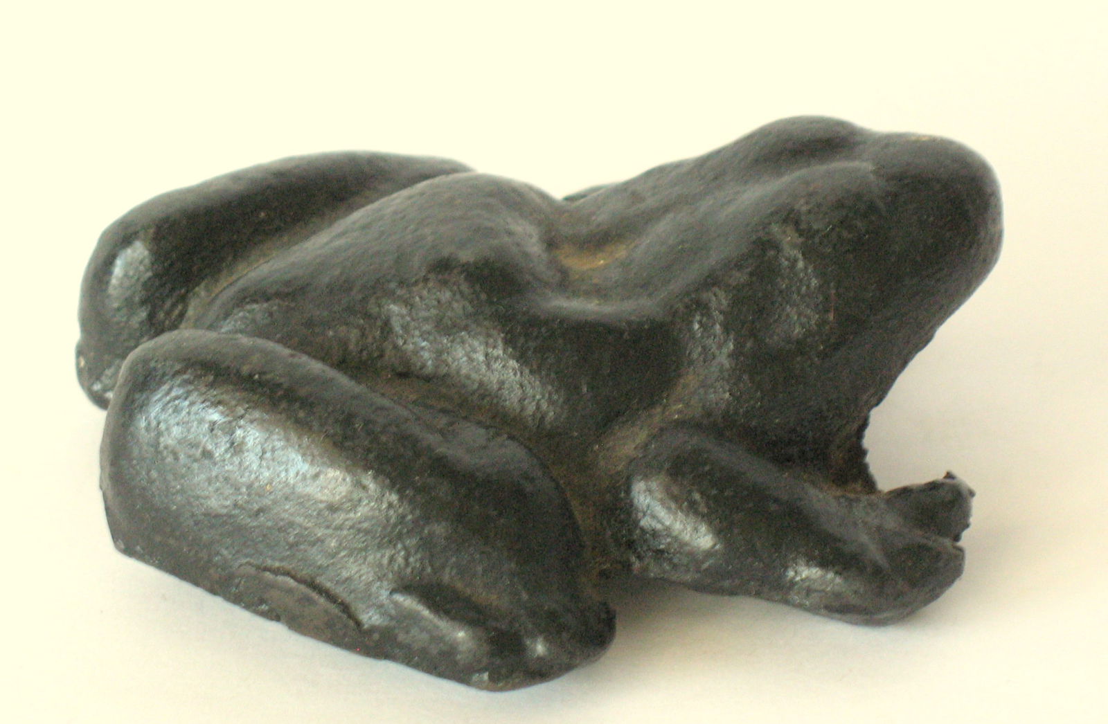 Antique cast iron frog paper weight. (1 of 3)