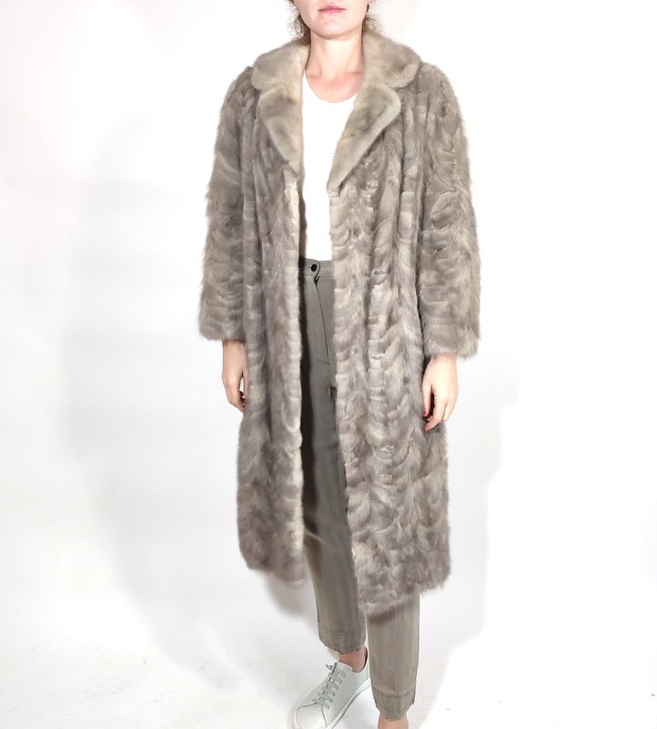 PLATINUM MINK FUR COAT EU: L; US: 16: Title: PLATINUM MINK FUR COAT EU: L; US: 16 Dimensions: Aproximate size- EU: L; US: 16 : Important details: Length: 115cm/45.28in -Shoulders width:50cm/19.69in -Sleeve Length:60cm/23.62in -Bust size (
