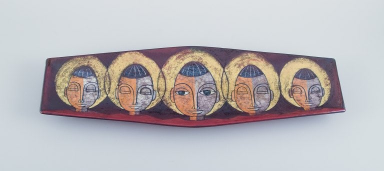 Michael Andersen, Bornholm, large rectangular ceramic platter decorated with faces. Handmade.: Michael Andersen, Bornholm, large rectangular ceramic platter decorated with faces. Handmade. Modernist style. Mid-20th century. Marked. In perfect condition. Dimensions: W 56.0 cm x D 19.0 cm x H 4.0
