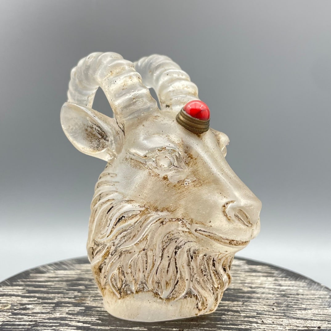 Chinese Peking Glass Sheep Head Snuff Bottle: Title: Chinese Peking Glass Sheep Head Snuff Bottle Date/Period: After1900 Origin: Chinese Dimension: 77x78x48(mm) 3.03x3.07x1.89(inches) Weight 0.47 lbs/211g Materials: Peking Glass Reserve: $99.00 S