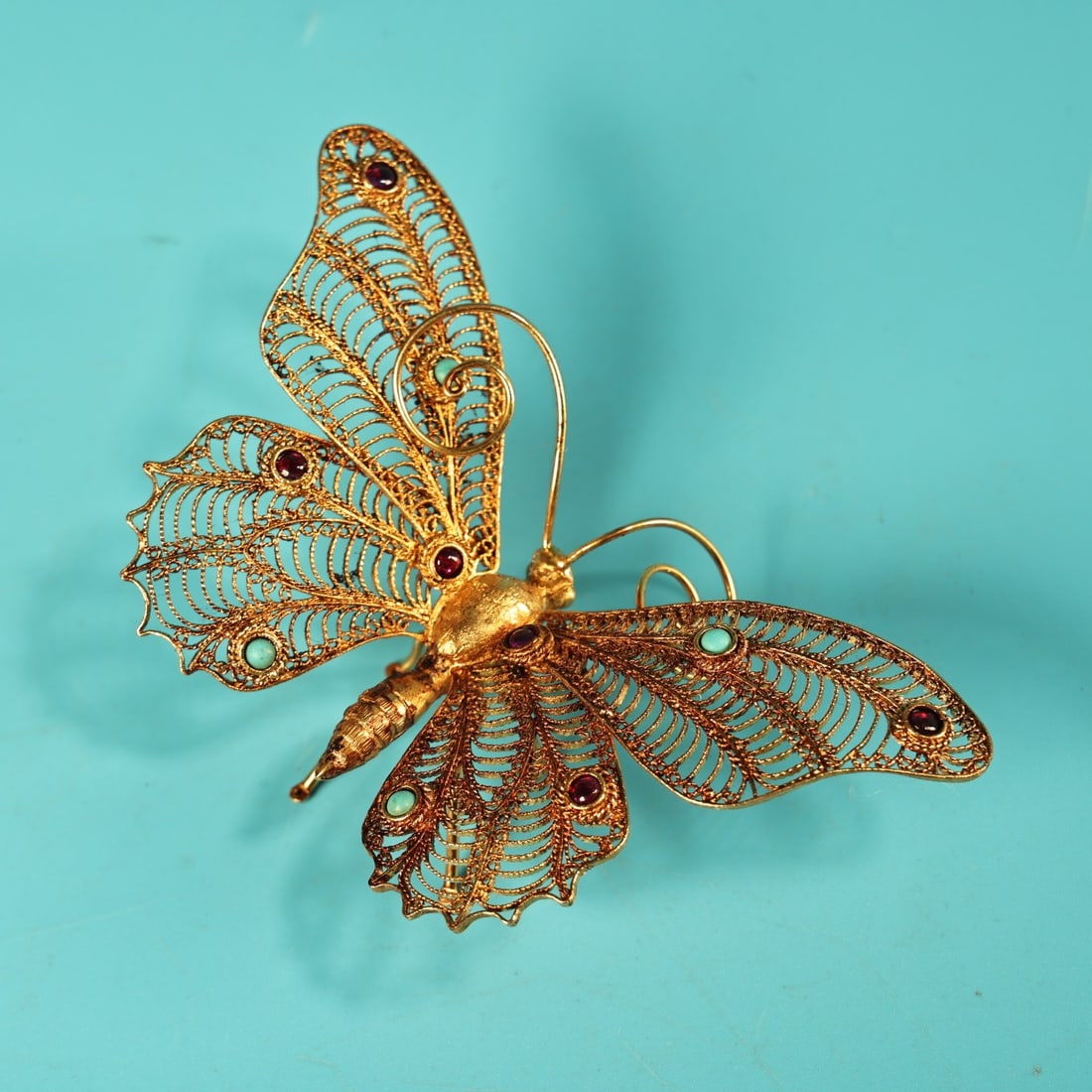 Chinese Gilt Gold Bronze Butterfly Statue: Title: Chinese Gilt Gold Bronze Butterfly Statue Date/Period: After1950 Origin: Chinese Dimension: 100x25(mm) 3.94x0.98(inches) Weight 0.06 lbs/25g Materials: Gilt Gold Bronze Reserve: $139.00 Shippin
