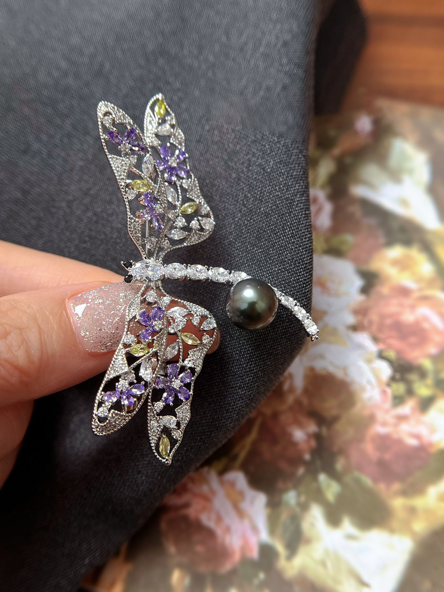 Natural Saltwater Tahitian Pearl Brooch: Natural seawater Tahitian pearl brooch. 9-10mm. Colorful zircons are dotted like stars, reflecting mysterious colors Reserve: $150.00 Shipping: Domestic: Shipping rates are determined by destination I
