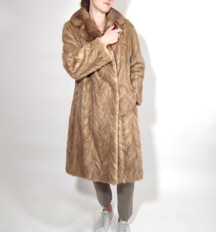 PEARL BEIGE MINK FUR COAT US16 EU: XL; US: 18: Title: PEARL BEIGE MINK FUR COAT US16 EU: XL; US: 18 Dimensions: Aproximate size- EU: XL; US: 18 : Important details: Length: 110cm/43.31in -Shoulders width:48cm/18.9in -Sleeve Length:64cm/25.2in -Bus