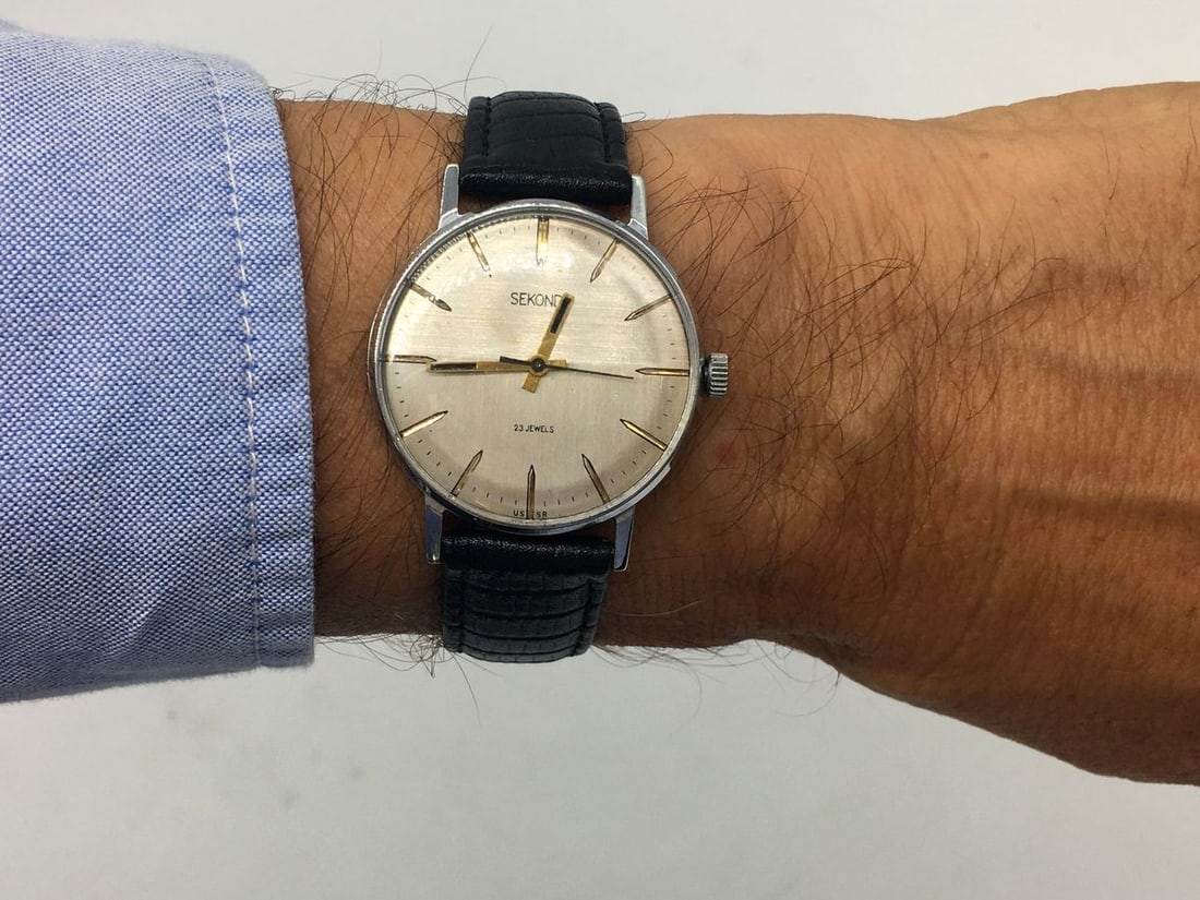 Sekonda vintage men wrist watch / Russian antique unisex USSR watches: Title: Sekonda vintage men wrist watch / Russian antique unisex USSR watches Lot Description: Materials Band material: Leather Gold, Stainless steel Sekonda vintage men wrist watch. Russian antique un