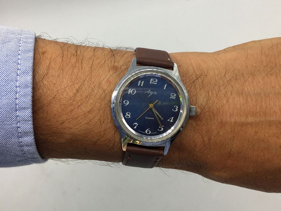 Luch vintage men wrist watch / Russian antique unisex USSR watches: Title: Luch vintage men wrist watch / Russian antique unisex USSR watches Lot Description: Materials Band material: Leather Gold, Stainless steel Luch vintage men wrist watch. Russian antique unisex w