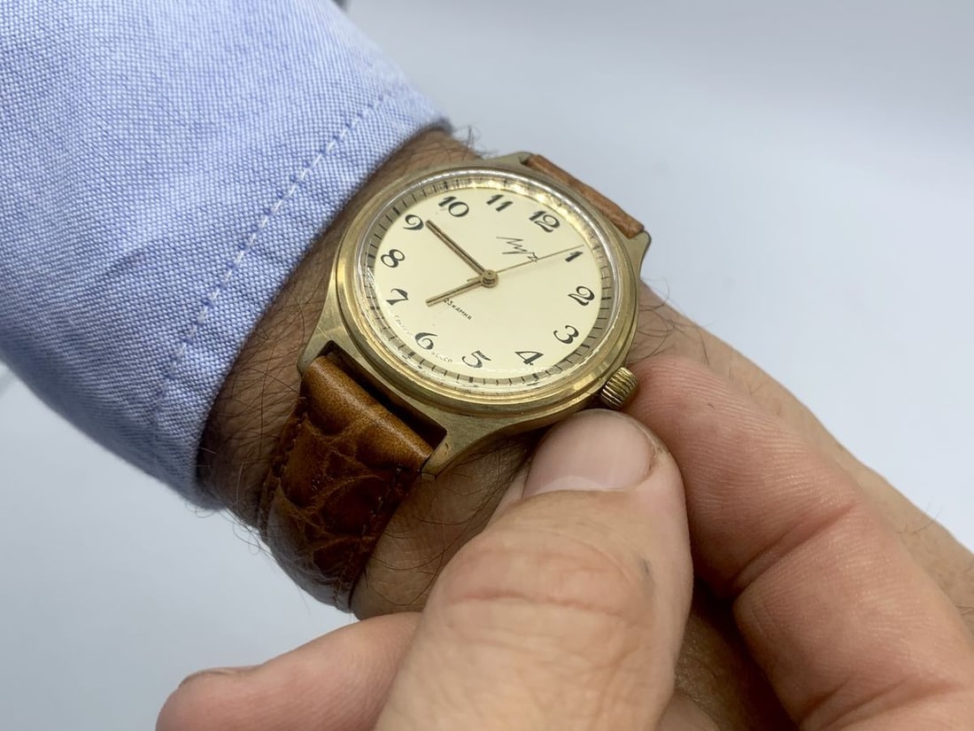 Luch vintage men wrist watch / Russian antique unisex USSR watches: Title: Luch vintage men wrist watch / Russian antique unisex USSR watches Lot Description: Materials Band material: Leather Gold, Stainless steel Luch vintage men wrist watch. Russian antique unisex w