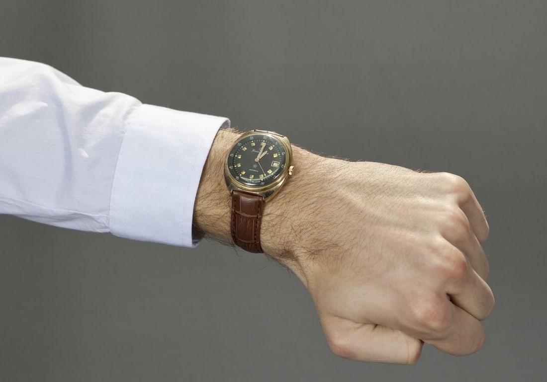 Komandirskiye vintage men wrist watch / Russian antique unisex USSR watches: Title: Komandirskiye vintage men wrist watch / Russian antique unisex USSR watches Lot Description: Materials Band material: Leather Gold, Stainless steel Komandirskiye vintage men wrist watch. Russia