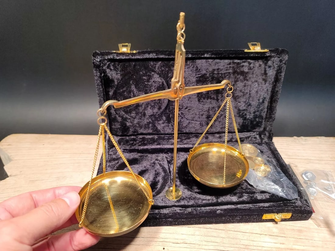 Brass Balance Scales w Box: 5 1/8" long beam 7" tall from top to bottom of the pans Nice reproduction brass scale with box. This scale is fully functional. It comes with all he weights and pieces as shown. Hard to tell its age, 