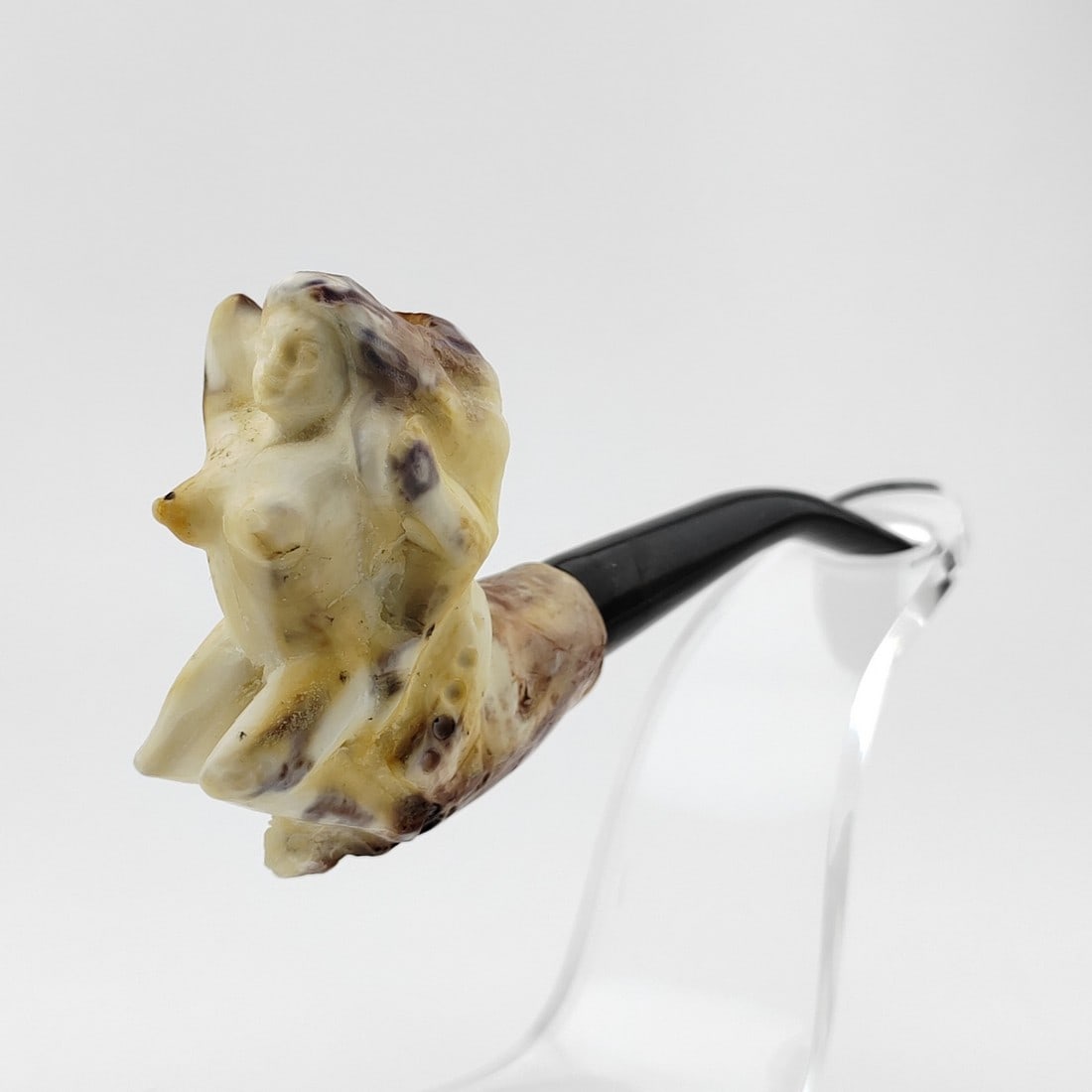 Colorful Lady Meerschaum Cigarette Holder: Title: Colorful Lady Meerschaum Cigarette Holder Materials: Meerschaum Dimension: 5.1 inch (13cm) Additional Information: Colorful Lady,Hand carved Meerschaum Cigarette Holder. Made in Turkey,Eskisehi