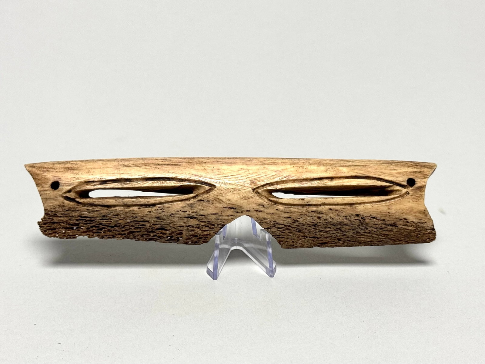 Eskimo Snow goggles - Bone - INUIT - Alaska: Authentic primitive Inuit Eskimo snow goggles from Alaska, worn to prevent snow blindness. Contemporary example in good, used condition. Rare. Dim: 15 x 3,5 x 1,5 cm, 44 gram. Made of animal bone, wit
