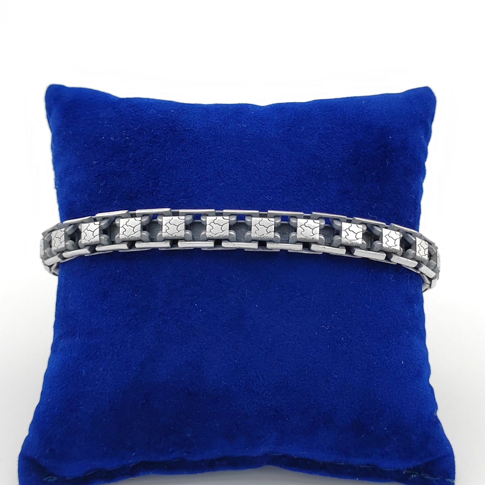 925 Sterling Silver Men's Bracelet: Title: 925 Sterling Silver Men's Bracelet Description: 925 Sterling Silver Men's Bracelet. -Condition:New Weight:28.3g -Size:8.46 in(21.5cm) Link Width:0.30 inch (7.8mm) With Gift Box Express Shipping