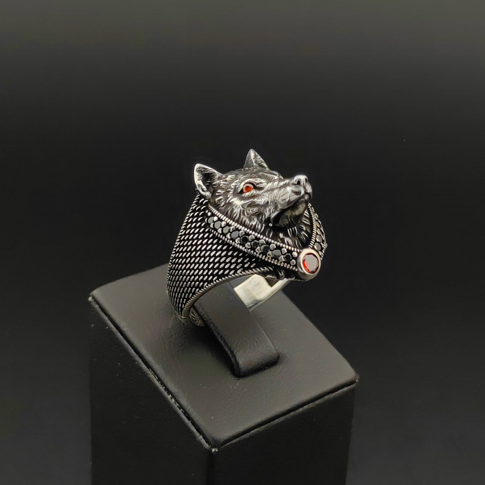 925 Silver Wolf Ring: Title: 925 Silver Wolf Ring Description: 925 Silver Wolf Ring Ornated with Red and Black Zircons -Total Weight:9.4g -Size:US Size 12 (21.50mm) With Gift Box Express Shipping.Carrier:DHL Express Combin