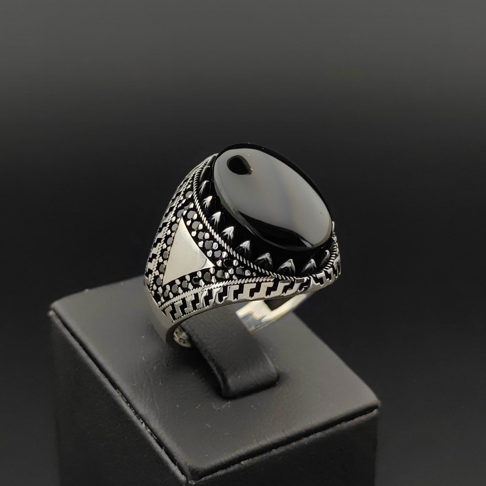 925 Silver Men's Ring with Black Onyx: Title: 925 Silver Men's Ring with Black Onyx Description: 925 Silver Men's Ring with Black Onyx Ornated with Black Zircons -Condition:New -Total Weight:10.6g -Size: US Size 10.75 (20.50mm) With Gift B