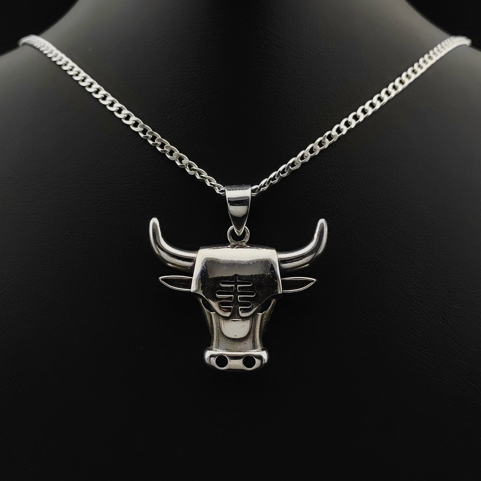 925 Silver Chain with Buffalo Pendant: Title: 925 Silver Chain with Buffalo Pendant Description: 925 Silver Chain with Buffalo Pendant -Total Weight:18.6g Chain Size: 23.62 in(60cm). Pendant Size:1.49x1.57 in (38x40mm) (Bail included). Wit