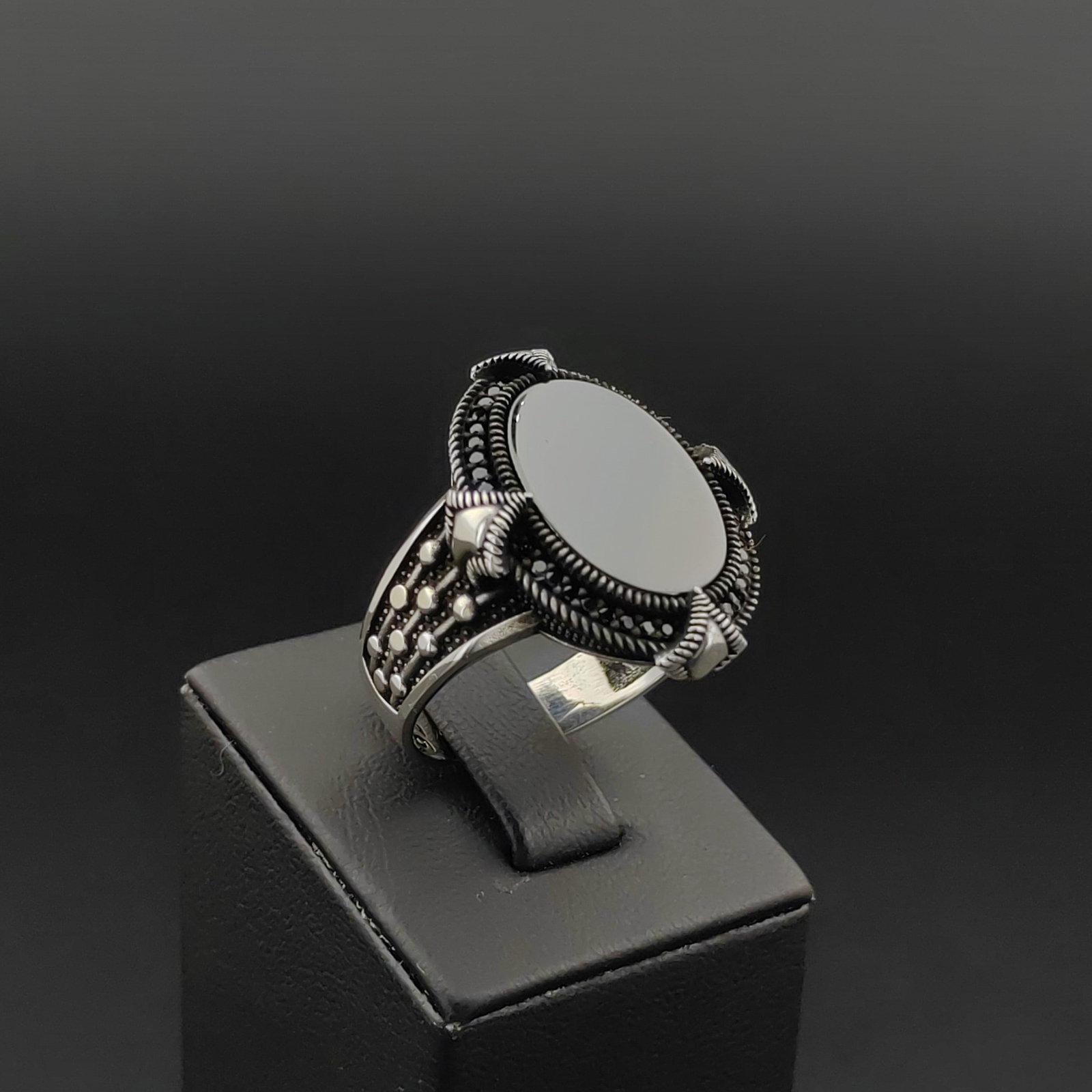 925 Silver Men's Ring with Black Onyx: Title: 925 Silver Men's Ring with Black Onyx Description: 925 Silver Men's Ring with Black Onyx -Condition:New -Total Weight:12.3g -Size: US Size 11.75 (21.25mm) With Gift Box Express Shipping.Carrier
