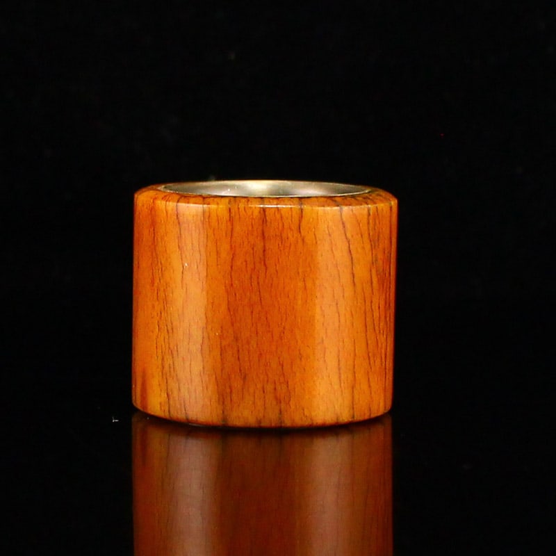 Old Bone Inlay Silver Thumb Ring: Title: Old Bone Inlay Silver Thumb Ring Date/Period: After2000 Origin: Chinese Dimension: 23x35x30(mm) 0.90x1.38x1.18(inches) Weight 0.08 lbs/36g Materials: Bone ,Silver Reserve: $99.00 Shipping: Dome