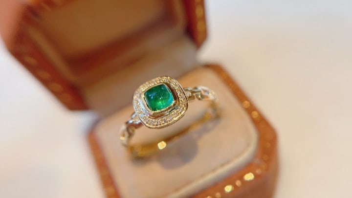 18K Gold Emerald Sugar Tower Ring: 18K gold emerald sugar tower ring. Total weight 1.3g, stone weight 0.25ct, 22 diamonds, clean and clear. Ring size can be customized Reserve: $700.00 Shipping: Domestic: Shipping rates are determined 