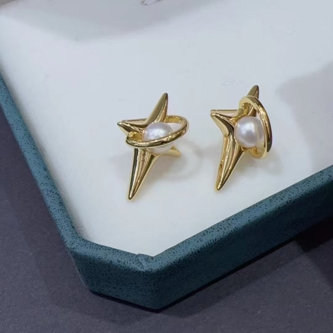 Natural seawater Akoya pearl earrings (1 of 3)