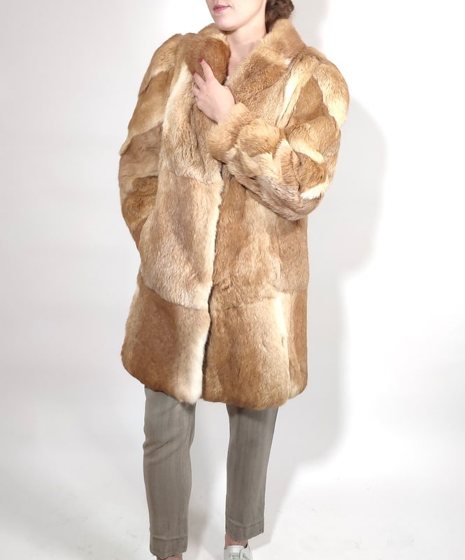 FLUFFY LAPIN FUR CAOAT EU: L; US: 16: Title: FLUFFY LAPIN FUR CAOAT EU: L; US: 16 Dimensions: Aproximate size- EU: L; US: 16 : Important details: Length: 90cm/in -Shoulders width:50cm/19.69in -Sleeve Length:64cm/25.2in -Bust size ( pit to