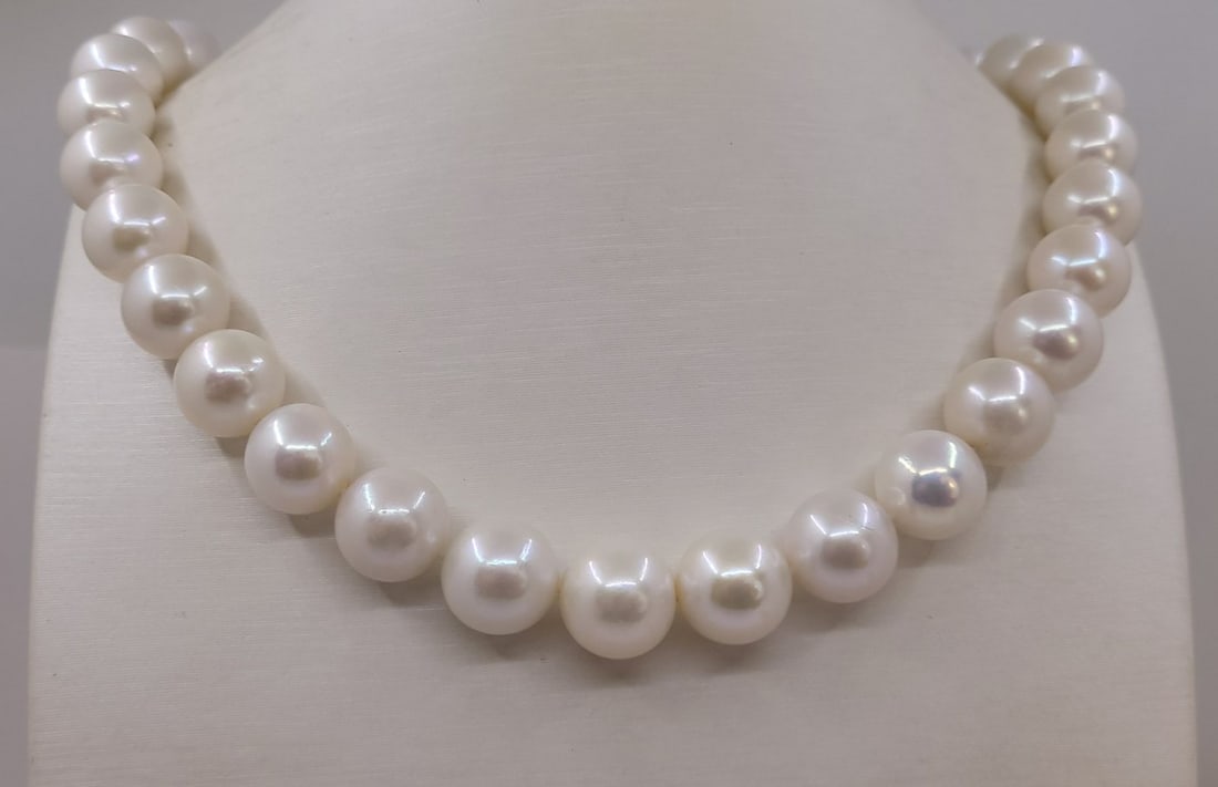 Necklace Huge Size - 13x14mm Round White Edison Pearls: Title: Necklace Huge Size - 13x14mm Round White Edison Pearls Description: This necklace will stand out for its radiant glow and unique large size ! Most freshwater pearls are nucleated by tissue, but