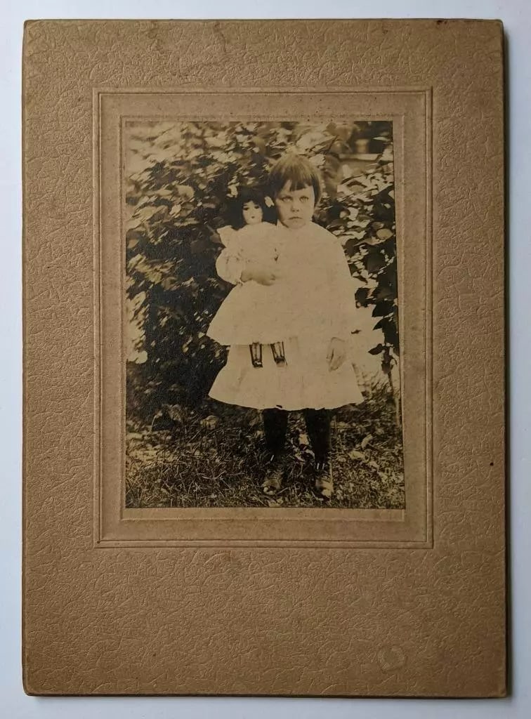 ca. 1900 CABINET CARD SERIOUS CHILD HOLDING ANTIQUE VICTORIAN DOLL TOY (1 of 2)