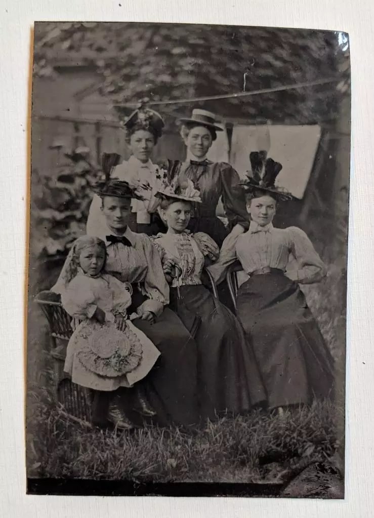 ca. 1870 s UNIQUE OUTDOOR TINTYPE PHOTOGRAPH of SIX YOUNG LADIES in YARD (1 of 2)