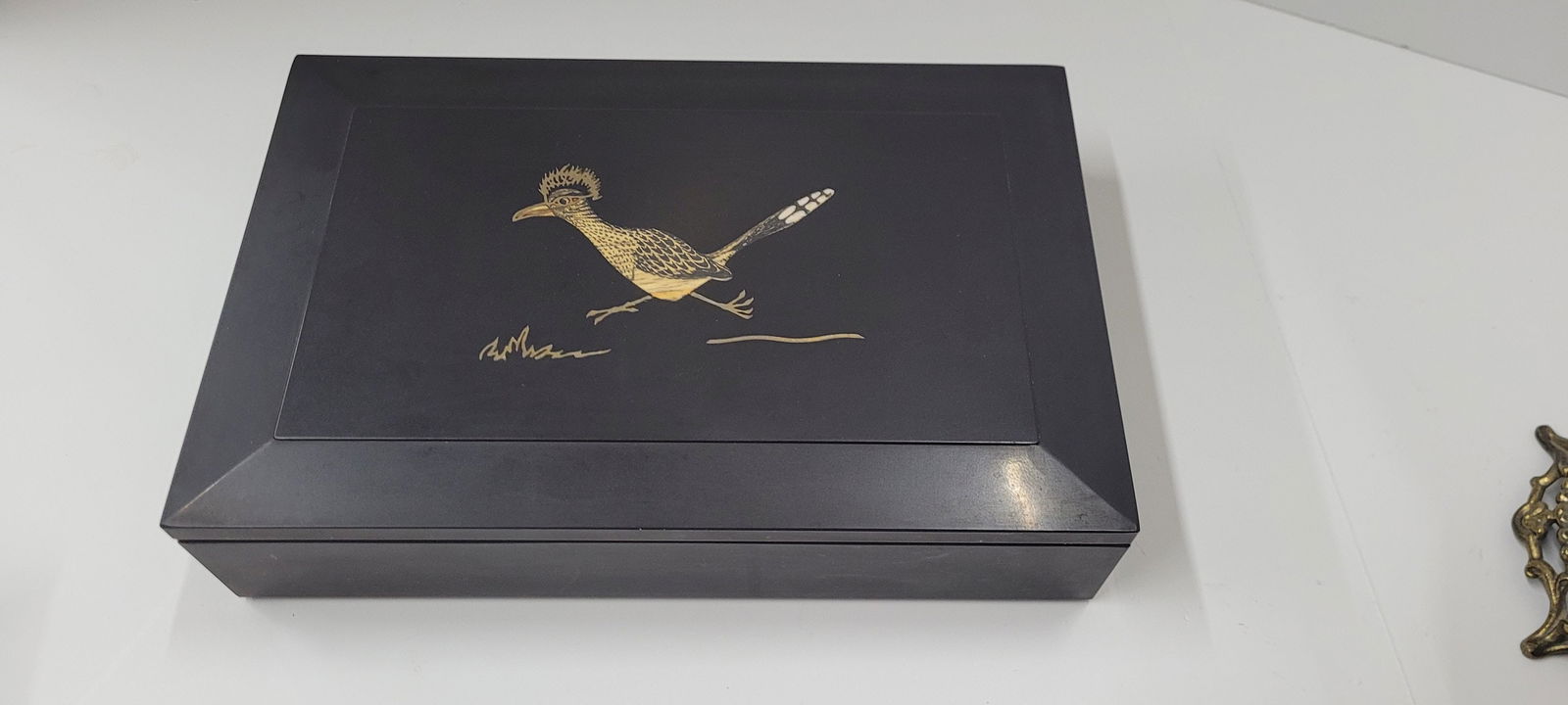 Vintage Mid Century Black Road Runner Bird Cigar Box Vanity Hinged Holder Couroc Monterey California: Vintage from the 1960s Materials: Lucite, plastic Width: 2.5 inches Length: 11.75 inches Vintage Mid Century Black Road Runner Bird Cigar Box Vanity Hinged Holder Couroc Monterey California Barware In