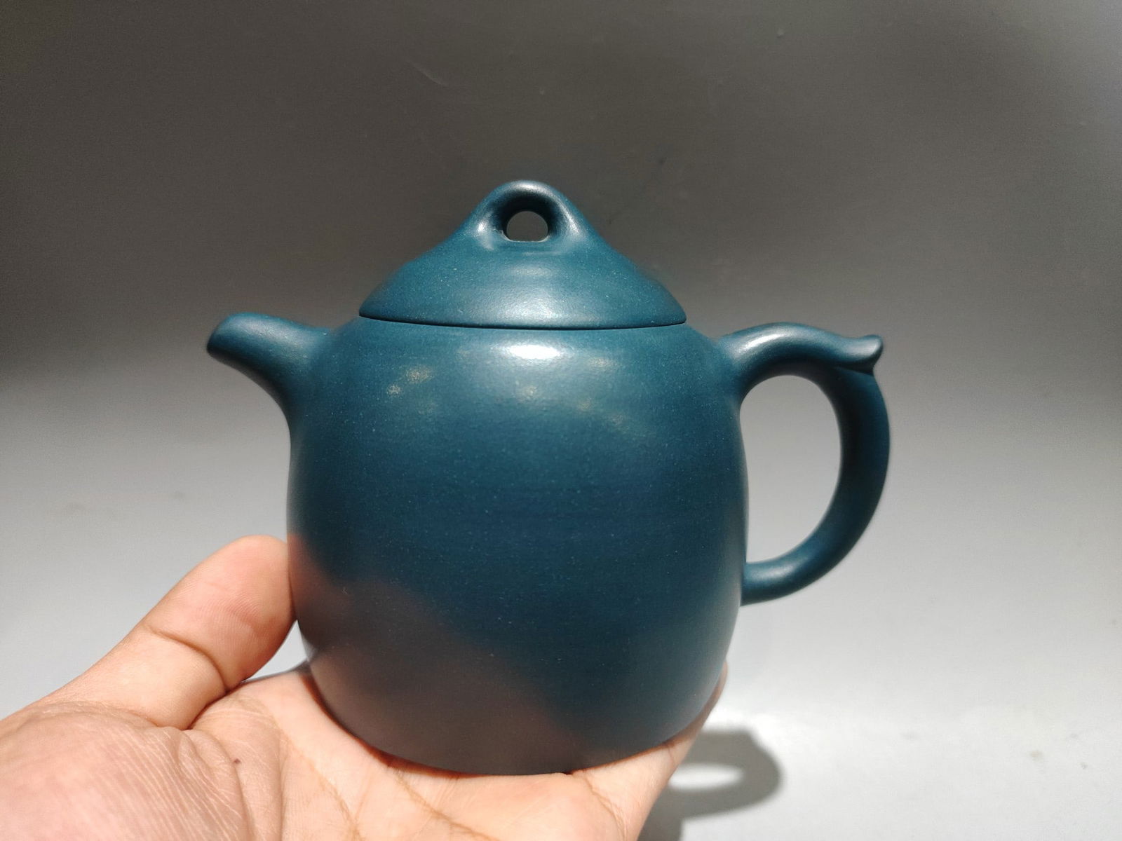 Chinese Yixing Zisha Clay Teapot w Artist Signed: Title: Chinese Yixing Zisha Clay Teapot w Artist Signed Date/Period: Origin: Chinese Dimension: 140x100(mm) 5.51x3.94(inches) Materials: Yixing Zisha Reserve: $180.00 Shipping: Domestic: Shipping rate