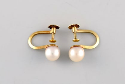Scandinavian jeweler. A pair of classic earrings in 14 carat gold with cultured pearls. Mid-20th