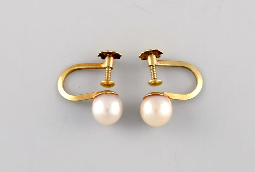 Scandinavian jeweler. A pair of classic earrings in 14 carat gold with cultured pearls. Mid-20th: Scandinavian jeweler. A pair of classic earrings in 14 carat gold with cultured pearls. Mid-20th century. Measures: 18 x 13 mm. In excellent condition. Stamped. Reserve: $140.00 Shipping: Domestic: Sh