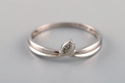 Margit E. Collection, Denmark. Alliance ring in 9 carat white gold adorned with cubic zirconias.