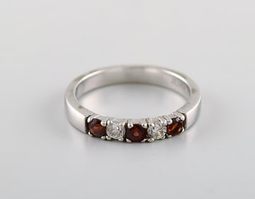 Chanti. Alliance ring in 8 carat white gold adorned with brilliants and semi precious stones. Late