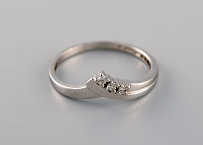 Margit E. Collection, Denmark. Alliance ring in 9 carat white gold adorned with cubic zirconias.